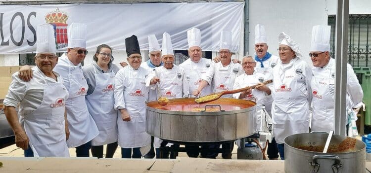 Vicente Calle, con gorro negro, y otros miembros de la asociación durante la pasada edición de la Feria del Chorizo de Cantimpalos.
