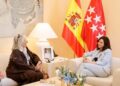 Martín-Merino, con la presidenta de la Comunidad de Madrid, Isabel Díaz Ayuso. /Hijos del Guadarrama