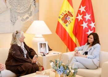 Martín-Merino, con la presidenta de la Comunidad de Madrid, Isabel Díaz Ayuso. /Hijos del Guadarrama