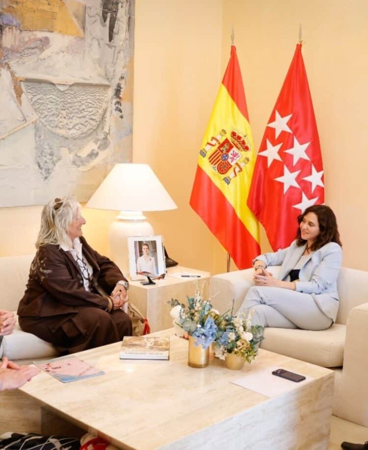 Martín-Merino, con la presidenta de la Comunidad de Madrid, Isabel Díaz Ayuso. /Hijos del Guadarrama