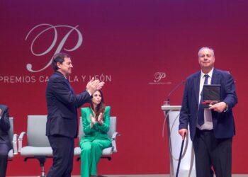 Fernando Ortiz, del Nuevo Mester de Juglaría, recibe el premio de manos de Mañueco. / Junta