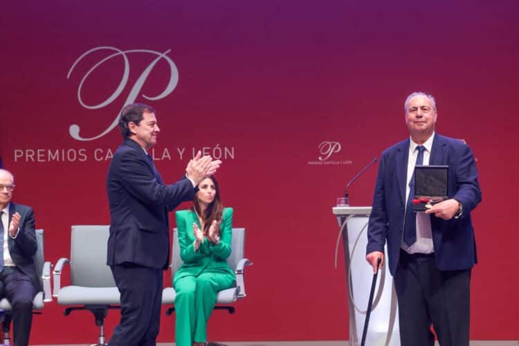 Fernando Ortiz, del Nuevo Mester de Juglaría, recibe el premio de manos de Mañueco. / Junta