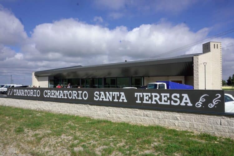 El edificio del tanatorio-crematorio de Cantalejo destaca por su amplitud y modernidad. /Héctor Criado