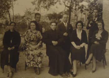 El sacerdote junto a varios feligreses. /ANTONIO ARTEAGA