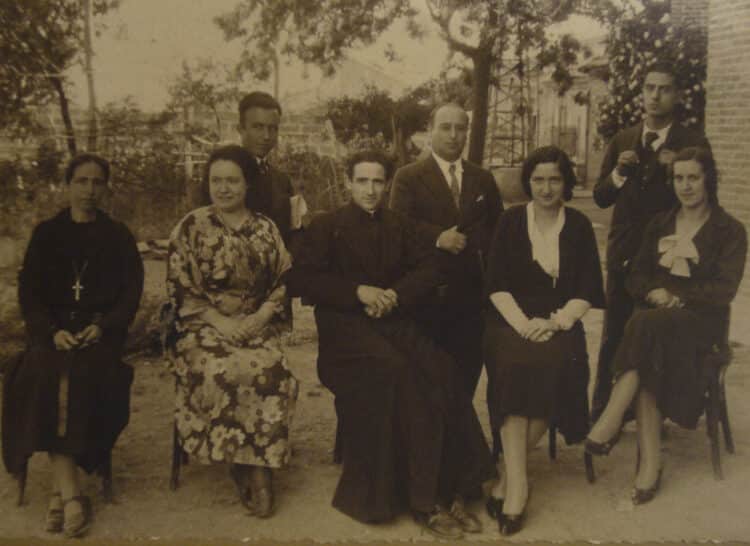 El sacerdote junto a varios feligreses. /ANTONIO ARTEAGA