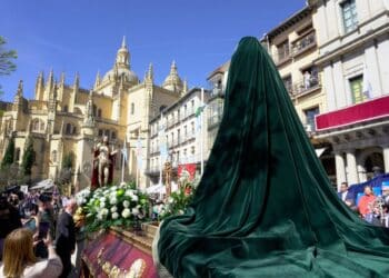 Encuentro en la Plaza Mayor entre el Cristo Resucitado y la Virgen. / Héctor Criado
