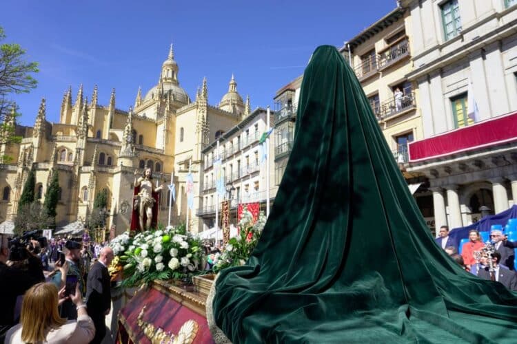 Encuentro en la Plaza Mayor entre el Cristo Resucitado y la Virgen. / Héctor Criado