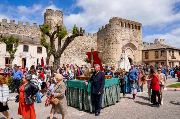 Procesión de la Santa Cruz en Coca en ediciones pasadas / E.A.