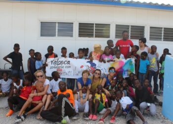 Imagen de grupo de la ong Haití Vive en el campamento del barrio de Tabarre, en Puerto Príncipe.