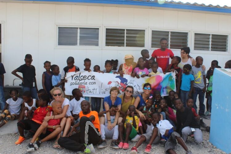 Imagen de grupo de la ong Haití Vive en el campamento del barrio de Tabarre, en Puerto Príncipe.