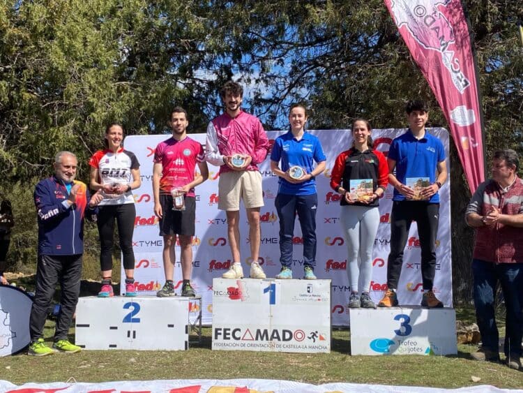 Santiago López posa como segundo clasificado (M21B) en el XIX Trofeo Quijotes./SEGOVIA ORIENTACIÓN