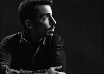 El fotógrafo segoviano, Juan Misis, en una fotografía de estudio que ilustra la documentación del equipo nacional que competirá en Islandia./ E.A.