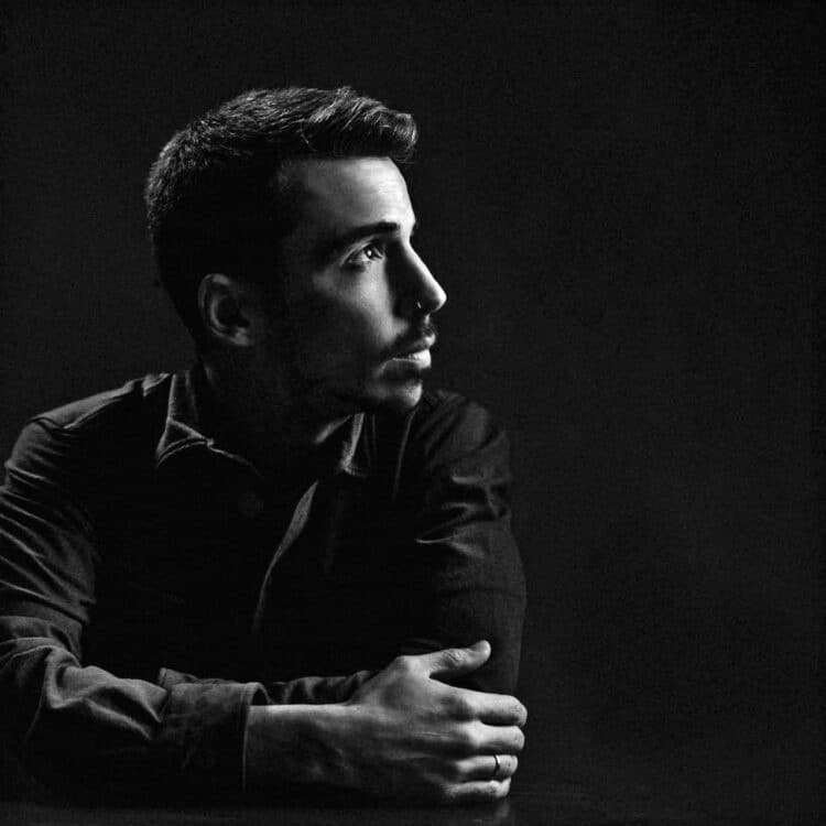 El fotógrafo segoviano, Juan Misis, en una fotografía de estudio que ilustra la documentación del equipo nacional que competirá en Islandia./ E.A.