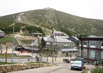 Hostelería, comercios y escuelas de esquí consideran una muy mala noticia la providencia del Tribunal Supremo que obliga al desmantelamiento de las tres pistas de la zona segoviana. /Héctor Criado