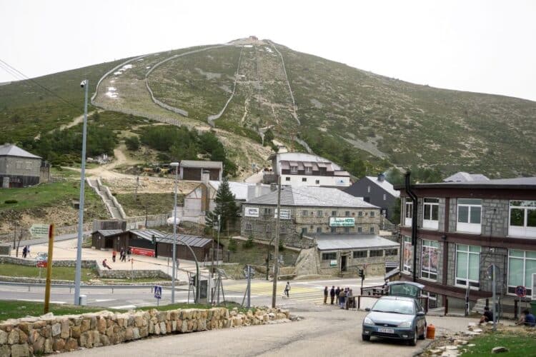 Hostelería, comercios y escuelas de esquí consideran una muy mala noticia la providencia del Tribunal Supremo que obliga al desmantelamiento de las tres pistas de la zona segoviana. /Héctor Criado