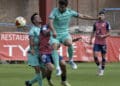 Fer Llorente disputa la pelota con un rival en un instante de partido entre Segoviana y Ávila celebrado en el Adolfo Suárez./J.MARTÍN-G. SEGOVIANA
