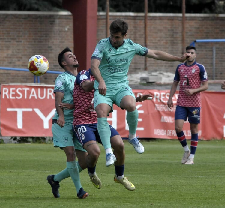 Fer Llorente disputa la pelota con un rival en un instante de partido entre Segoviana y Ávila celebrado en el Adolfo Suárez./J.MARTÍN-G. SEGOVIANA
