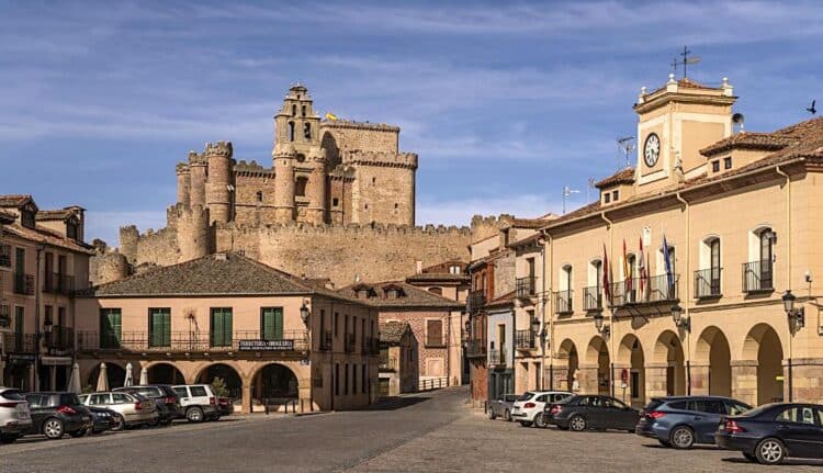 Plaza Mayor, Ayuntamiento y Castillo de Turégano