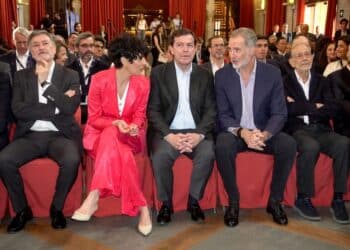 Francisco Vázquez, Elma Saiz, Mañueco, Felipe VI y Solana, en la primera fila. / Héctor Criado