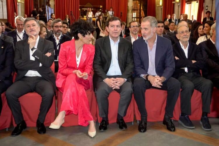 Francisco Vázquez, Elma Saiz, Mañueco, Felipe VI y Solana, en la primera fila. / Héctor Criado