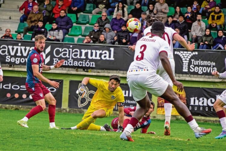 El jugador del Salamanca UDS salva el lanzamiento que iba camino de convertirse en el 1-1. / HÉCTOR CRIADO