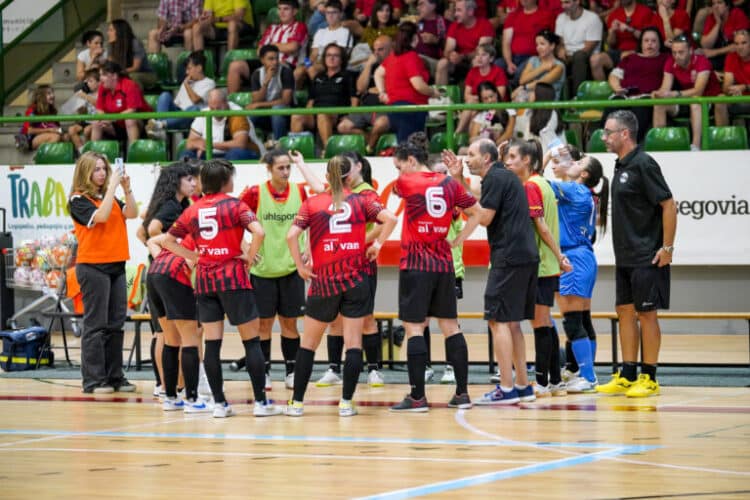 La plantilla del Segosala durante un tiempo muerto en un duelo de la pasada temporada./E.A