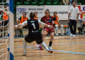 Sandra, en el mano a mano con la portera rival durante un encuentro del curso pasado./HÉCTOR CRIADO