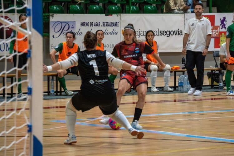 Sandra, en el mano a mano con la portera rival durante un encuentro del curso pasado./HÉCTOR CRIADO