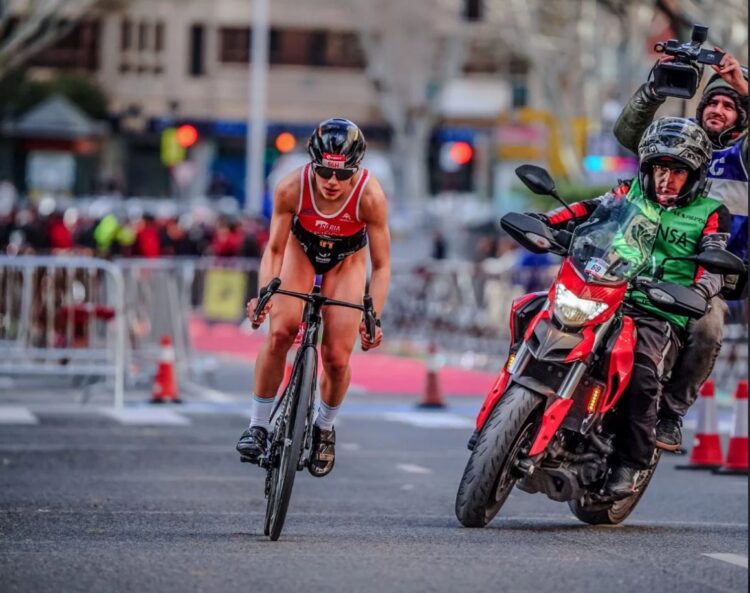 La triatleta cuellarana Marina Muñoz durante una prueba de la presente temporada./E.A