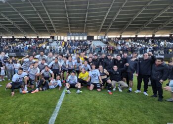 Los jugadores y cuerpo técnico del Real Unión celebran el ascenso a Primera RFEF./REAL UNIÓN