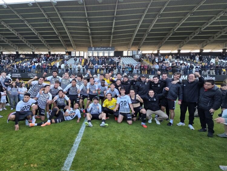 Los jugadores y cuerpo técnico del Real Unión celebran el ascenso a Primera RFEF./REAL UNIÓN