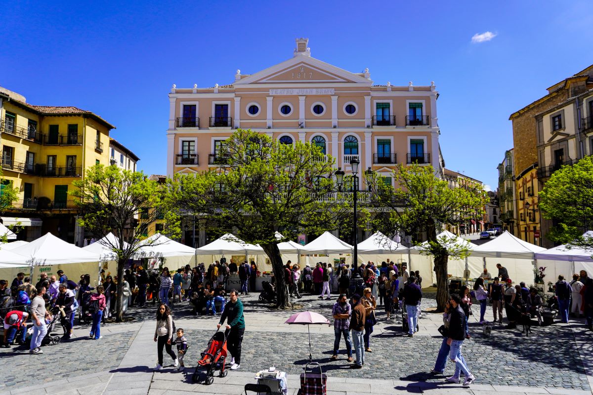Stands de librerías segovianas, celebrando el Día del Libro el año pasado.
