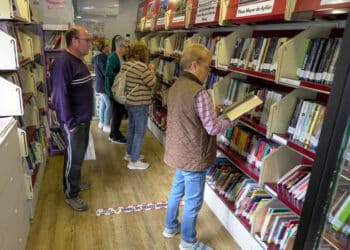 Desde 1988 el servicio de Bibliobuses de la Diputación recorre las carreteras de la provincia de Segovia para garantizar que vivir en un entorno rural no sea sinónimo de quedarse al margen de la cultura. / HÉCTOR CRIADO
