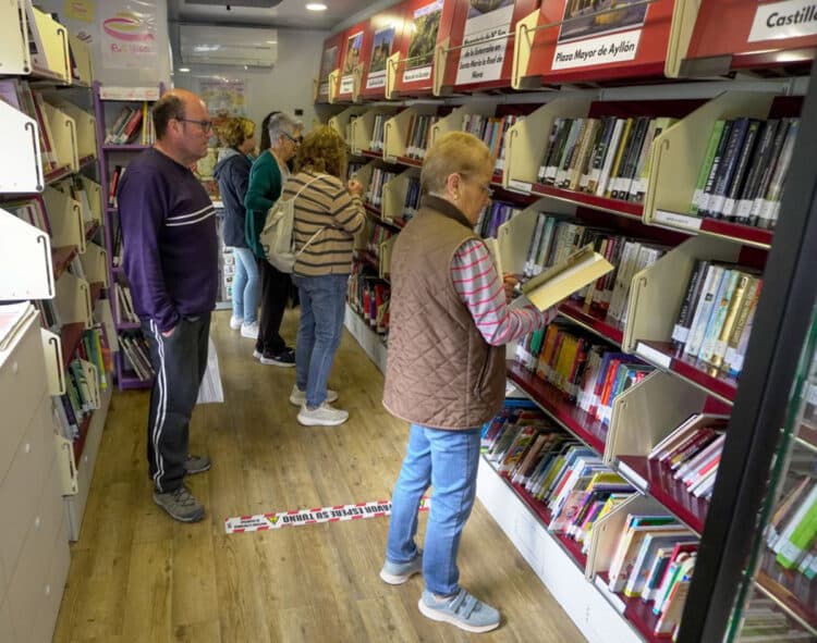 Desde 1988 el servicio de Bibliobuses de la Diputación recorre las carreteras de la provincia de Segovia para garantizar que vivir en un entorno rural no sea sinónimo de quedarse al margen de la cultura. / HÉCTOR CRIADO