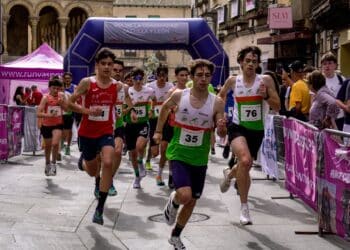 Los participantes toman la salida durante la carrera solidaria celebrada en Segovia./HÉCTOR CRIADO