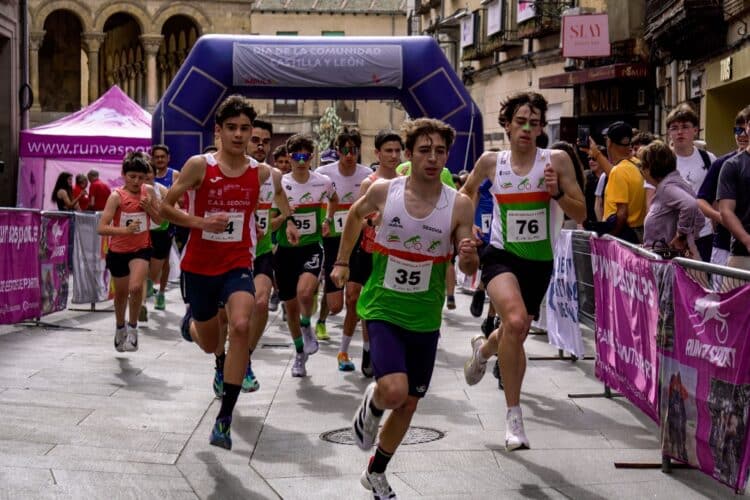 Los participantes toman la salida durante la carrera solidaria celebrada en Segovia./HÉCTOR CRIADO