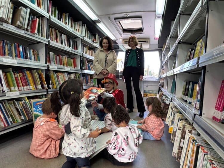 La iniciativa 'Creciendo entre cuentos' inicia su recorrido en Abades para impulsar la lectura en los centros 'Crecemos' 1 Iniciativa 'Creciendo entre Cuentos' en Abades / DIPUTACIÓN