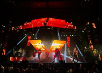 La orquesta ‘La Huella’ introdujo hace unos años los ‘mixes’, bloques en los que se condensan varias canciones en pocos minutos, frente al modelo clásico de interpretar canciones completas. / FOTOS PRIN EUROCONCIERTOS