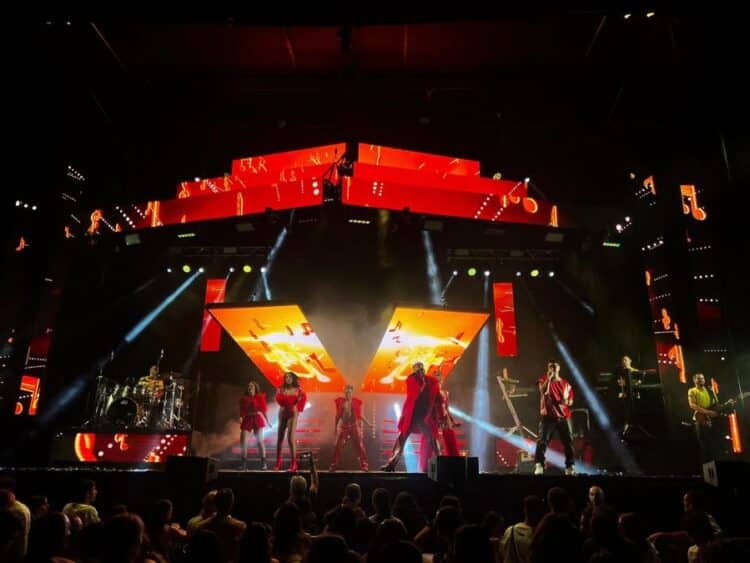 La orquesta ‘La Huella’ introdujo hace unos años los ‘mixes’, bloques en los que se condensan varias canciones en pocos minutos, frente al modelo clásico de interpretar canciones completas. / FOTOS PRIN EUROCONCIERTOS