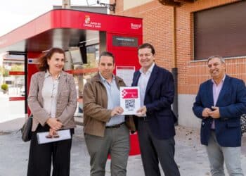 Entrega de la tarjeta número 700.001 a un vecino del municipio - NACHO VALVERDE / ICAL