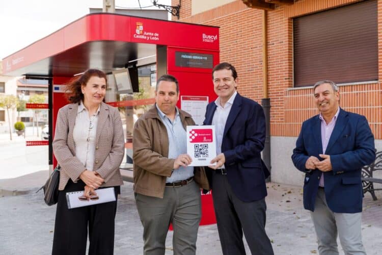 Entrega de la tarjeta número 700.001 a un vecino del municipio - NACHO VALVERDE / ICAL