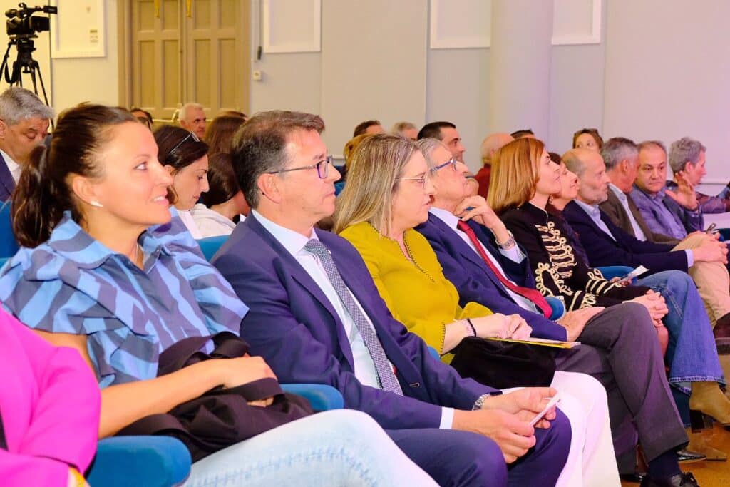 ‘De Segovia a Tu Mesa’ premia el talento agroalimentario de la provincia 3 Autoridades y premiados en la gala que acogió ayer la localidad de Carbonero el Mayor / DIEGO GÓMEZ