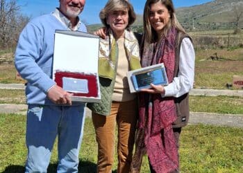 Los ganadores del Memorial Carlos Gila posan con los trofeos./EL ADELANTADO
