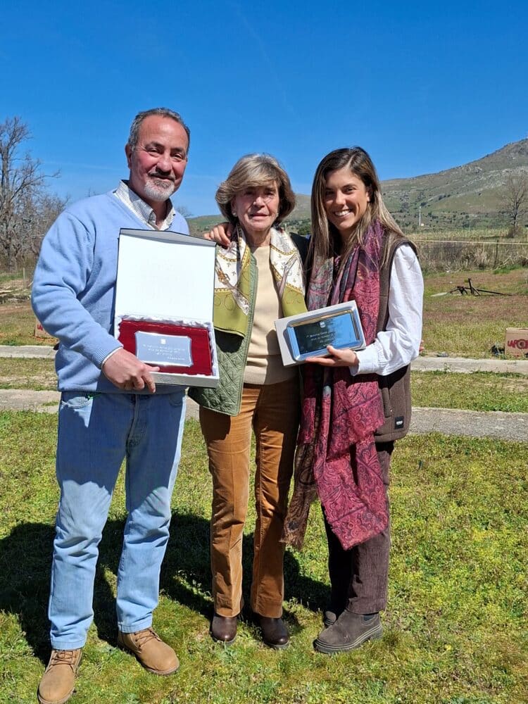 Los ganadores del Memorial Carlos Gila posan con los trofeos./EL ADELANTADO