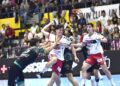 Javi Carrión, frenado por dos jugadores del Bathco Torrelavega en su penetración hasta los seis metros./ AMADOR MARUGÁN