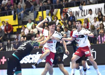 Javi Carrión, frenado por dos jugadores del Bathco Torrelavega en su penetración hasta los seis metros./ AMADOR MARUGÁN