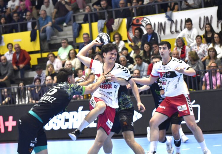 Javi Carrión, frenado por dos jugadores del Bathco Torrelavega en su penetración hasta los seis metros./ AMADOR MARUGÁN