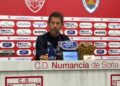 Aitor Calle, durante una rueda de prensa como entrenador del CD Numancia./ E.A.