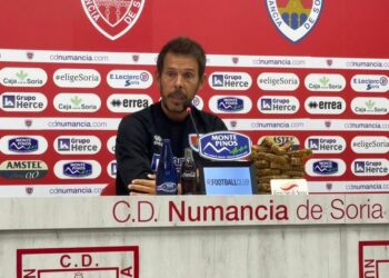 Aitor Calle, durante una rueda de prensa como entrenador del CD Numancia./ E.A.