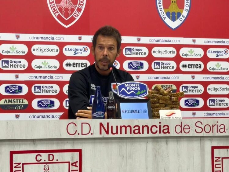 Aitor Calle, durante una rueda de prensa como entrenador del CD Numancia./ E.A.